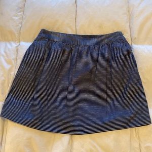 Banana Republic sz 10 blue skirt w/gray stripes and pockets.